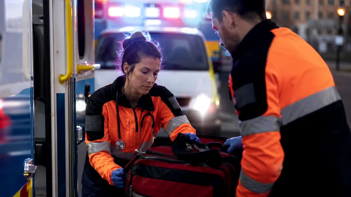 مددکار اورژانس | راهنمای شغلی، حقوق، مهارت و مسیر ورود — آتش‌نشانی و امداد — مسیر منتور